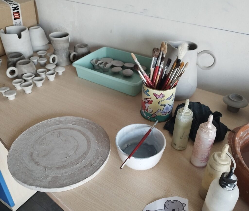 Mesa de trabajo de un taller de cerámica artesanal